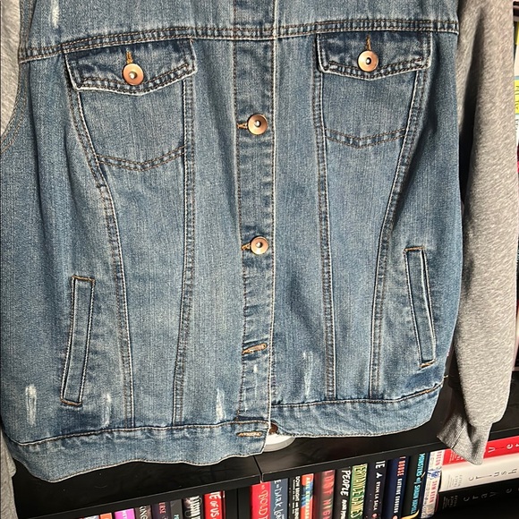Stylish Denim and Gray woman’s jacket 🧥 - Picture 3 of 4